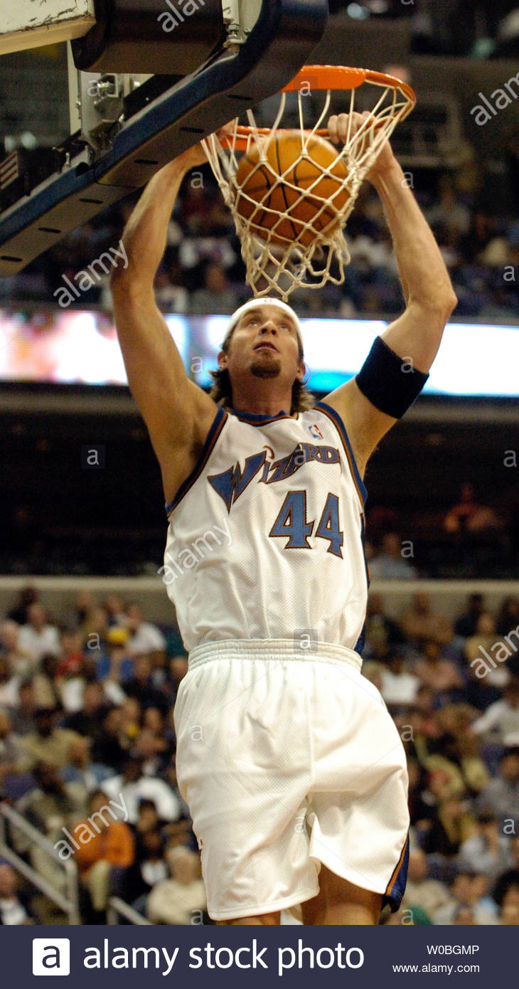 the-washington-wizards-christian-laettner-dunks-against-the-new-york-knicks-in-a-game-on-march-7-2004-at-the-mci-center-in-washington-upi-photomark-goldman-W0BGMP